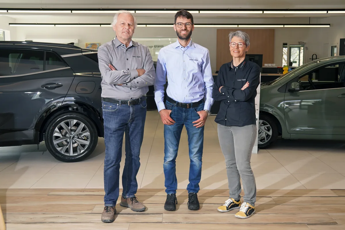100 Jahre Garage Glättli. Im Bild Heinz (Vater), Daniel (Sohn) und Esther Glättli